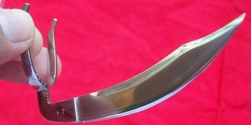 Đá gà cựa dao Philippines dùng dao sắc nhọn